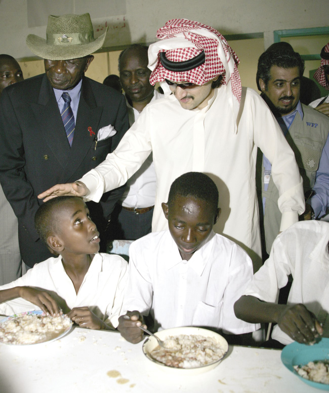 HRH Prince Alwaleed bin Talal with Vice President Moody Awori and UNWFP Special Ambassador Abdulaziz Arrukban participate in distribution of UNWFP relief aid packages.