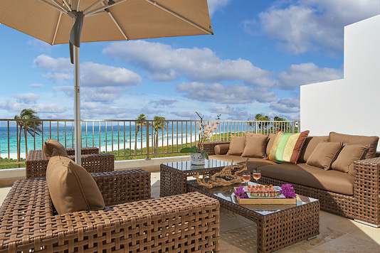 Deluxe Beachfront Junior Suite at The Reef by CuisinArt