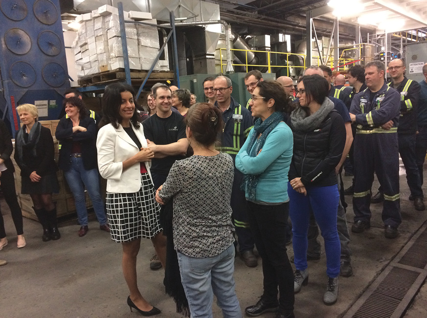 Minister Anglade with the workers of Prelco factory in Rivière-du-Loup